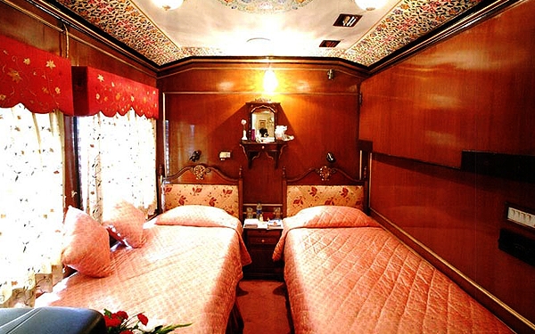 Luxury Train - The Palace on Wheels 